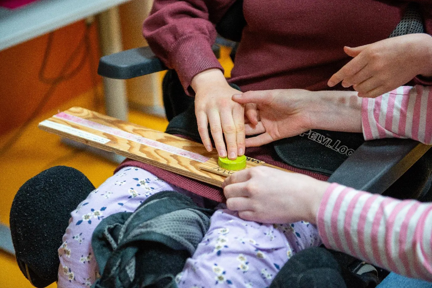 En person som lærer seg taktilt språk