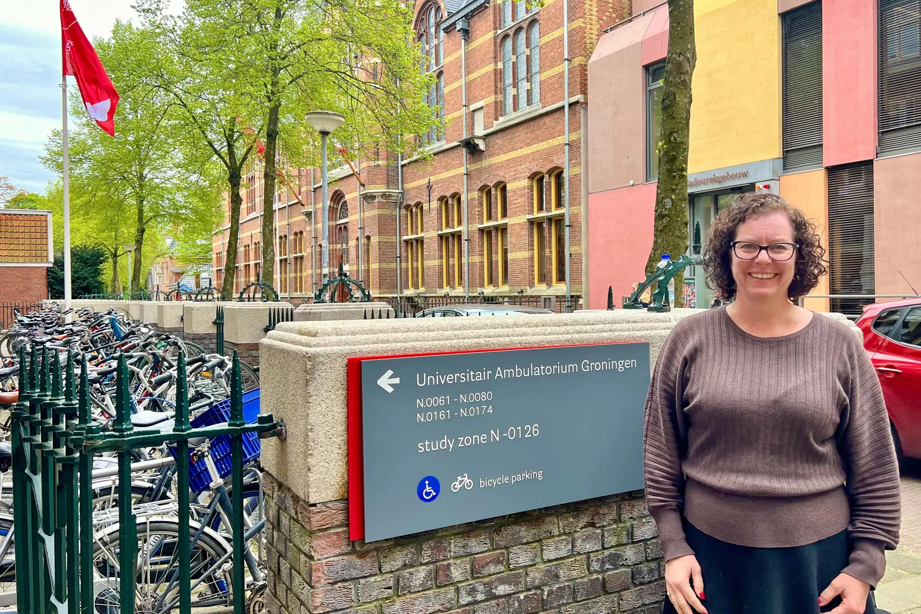 En person som står ved siden av et skilt