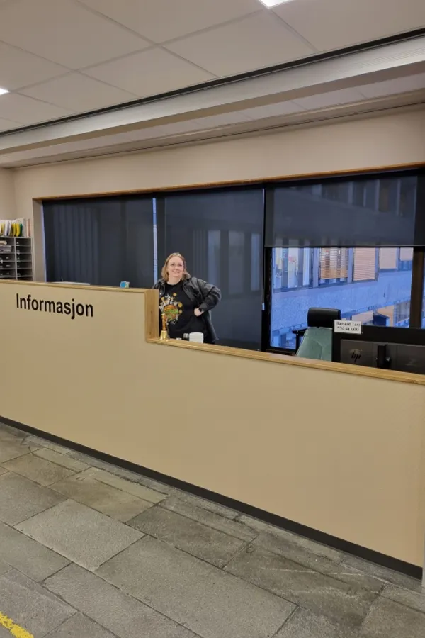 En person som står bak en disk