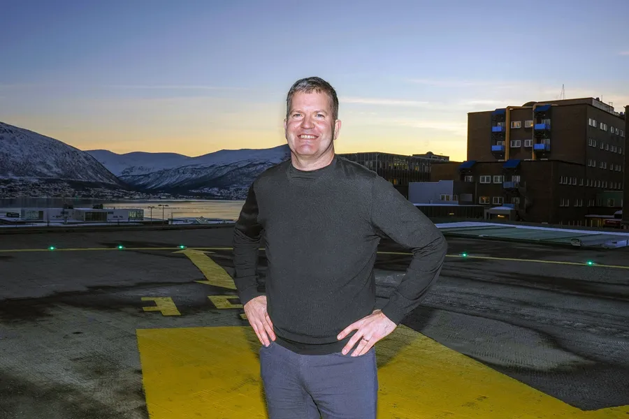 En mann som står på en parkeringsplass