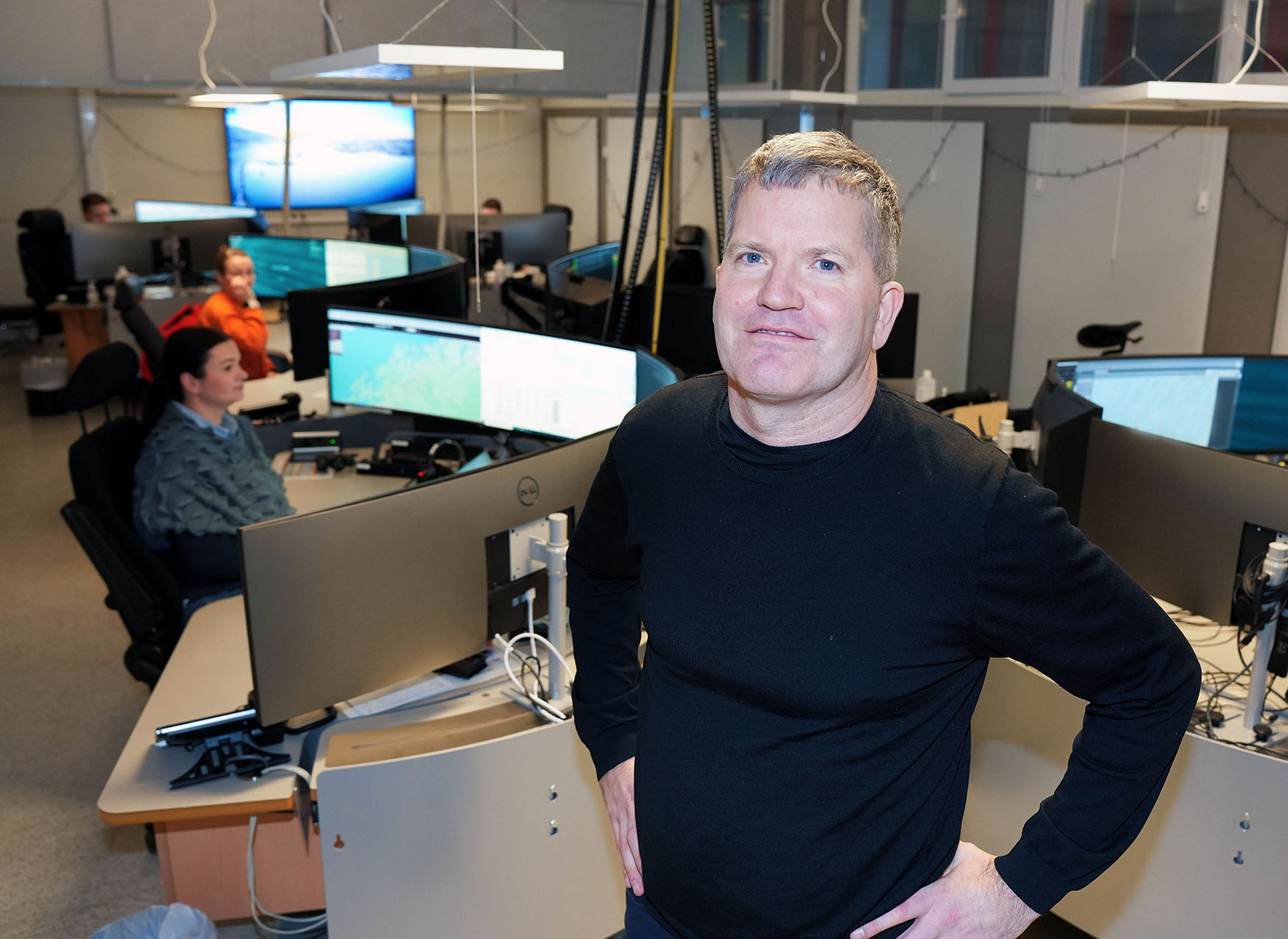 En mann som står foran en datamaskin