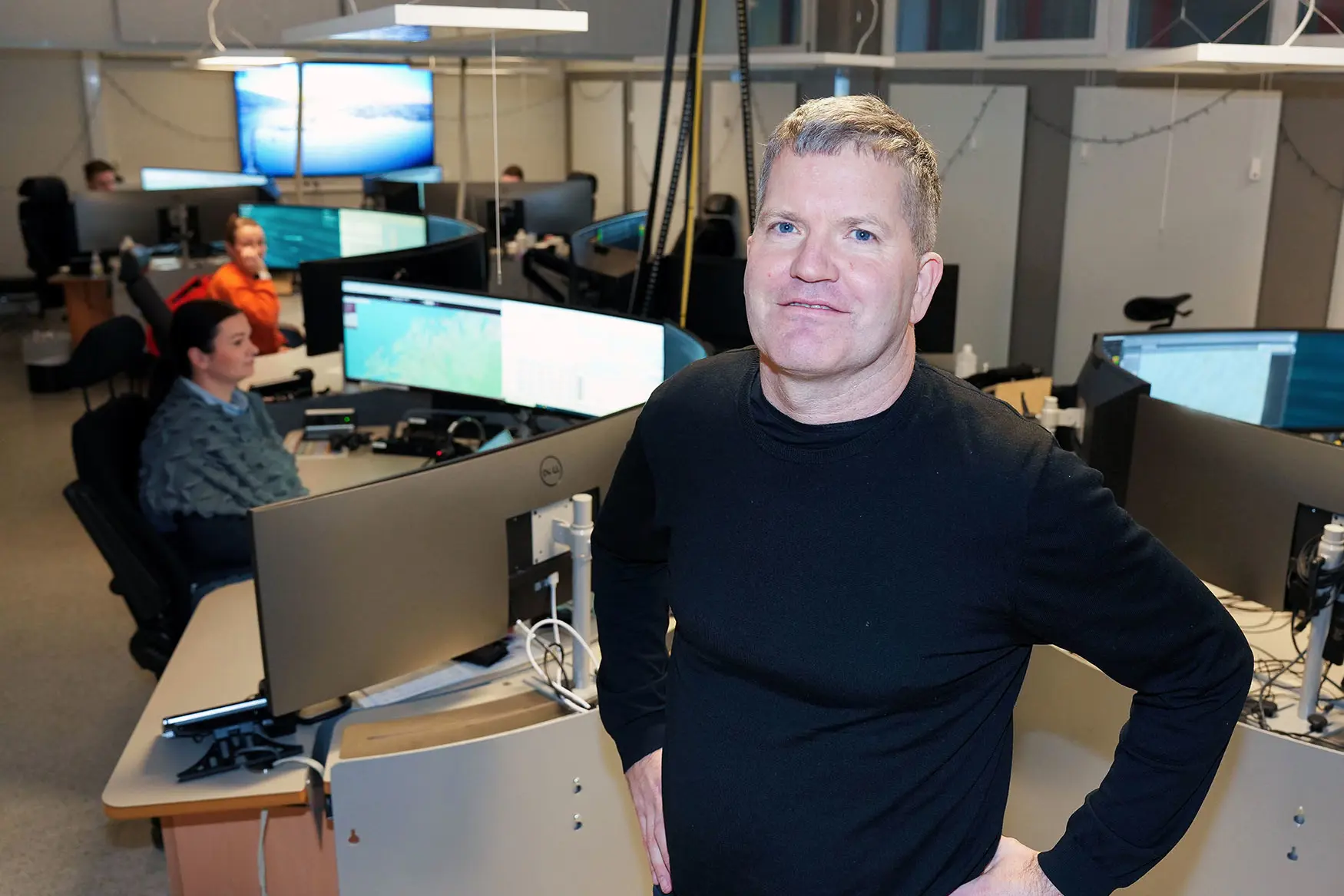 En mann som står foran en datamaskin