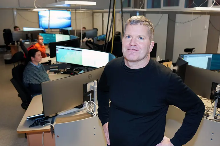 En mann som står foran en datamaskin
