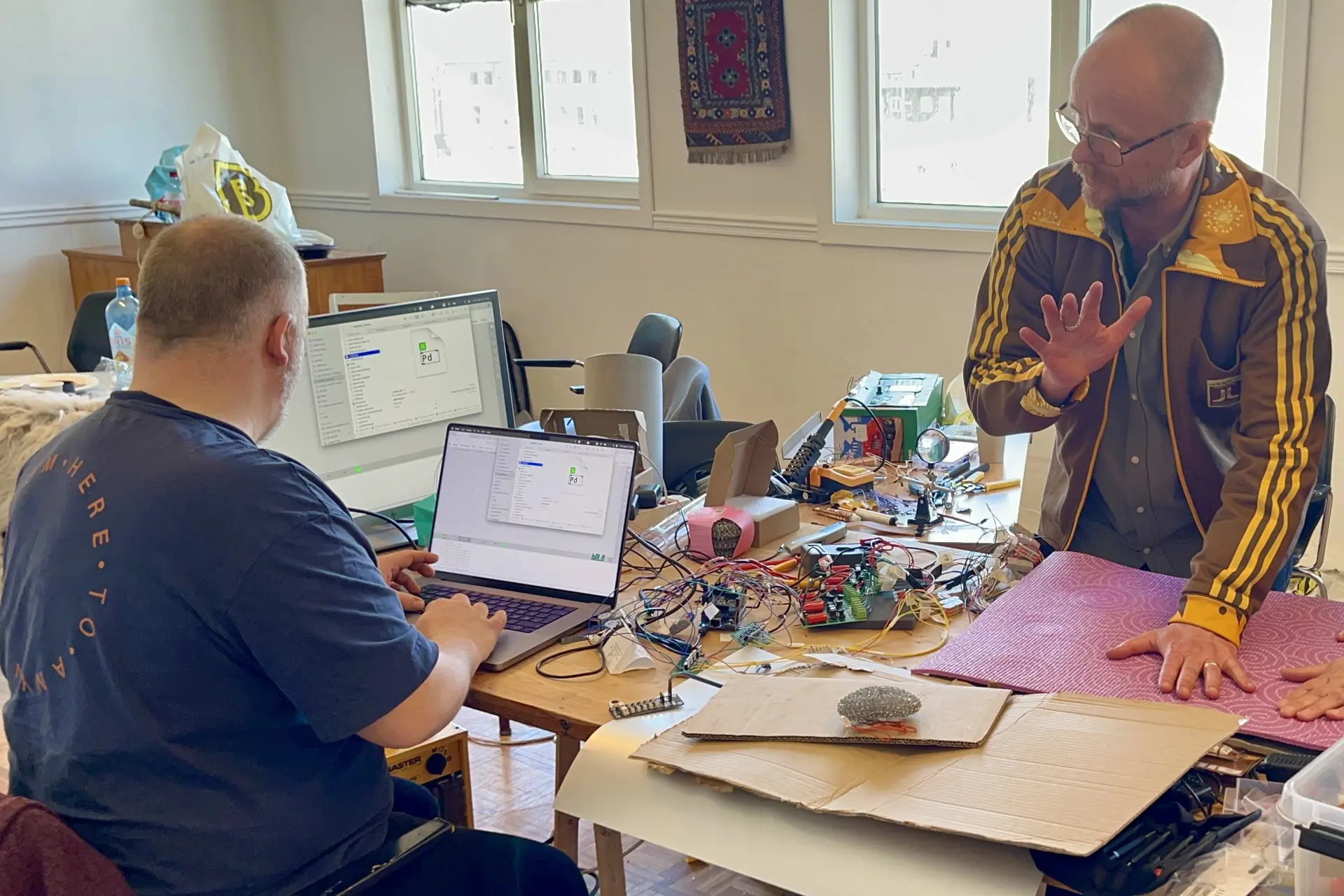 To menn som lager et taktilt teppe