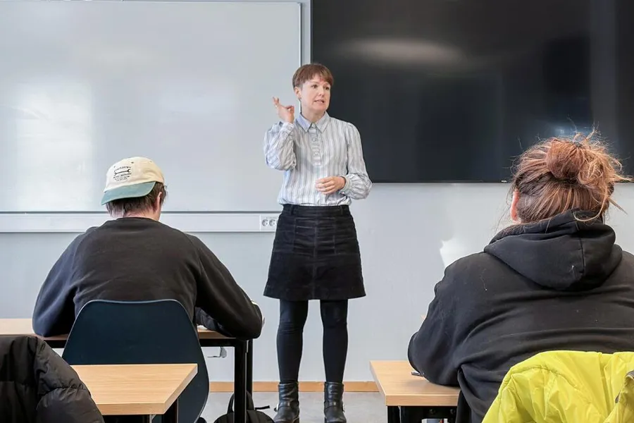 En person som står foran en klasse