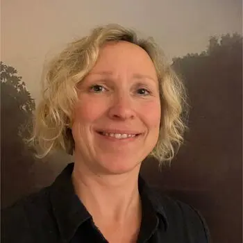 En kvinne med blondt hår