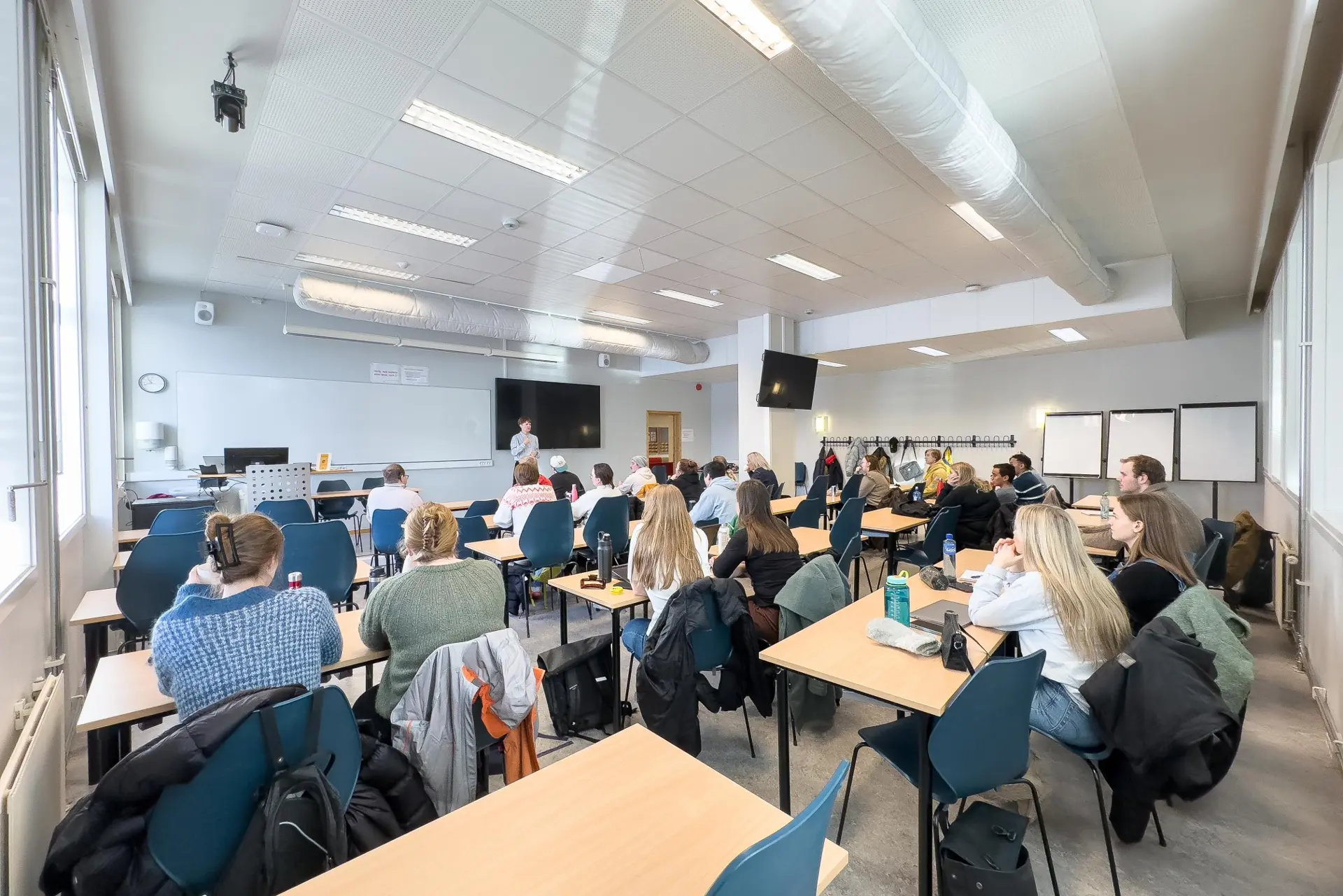 Et klasserom med ca 20 mennesker som sitter