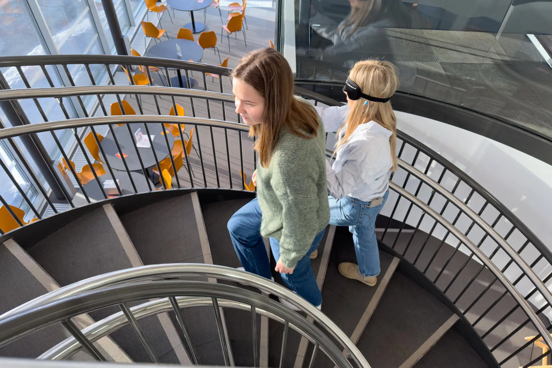 To mennesker som går i en spiraltrapp