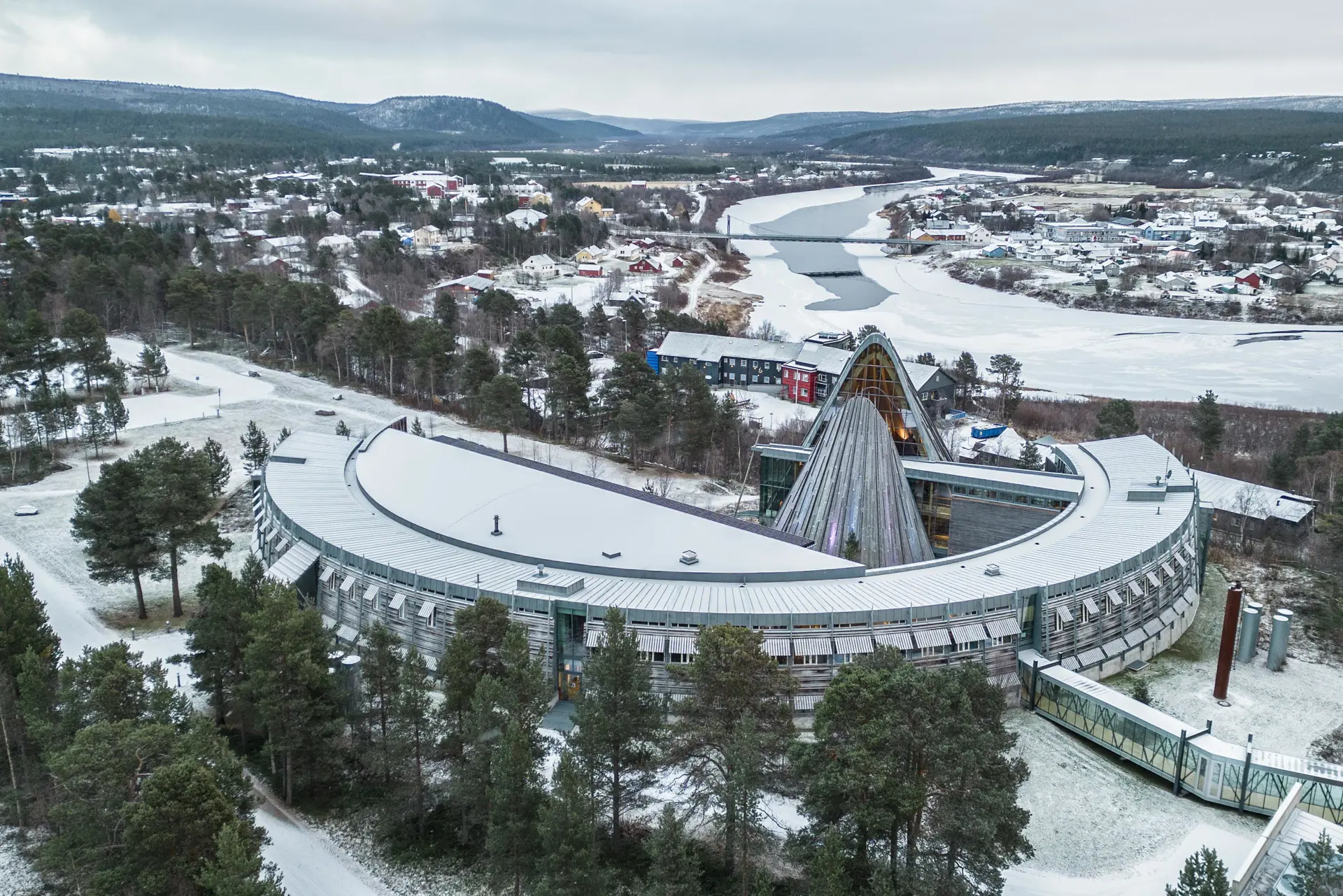 En stor bygning med stort tak