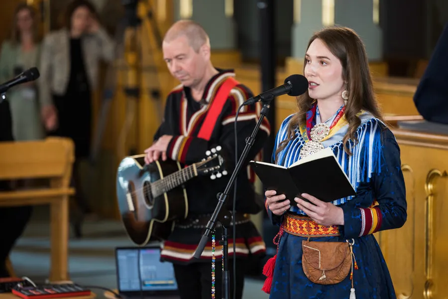 En mann som spiller gitar og kvinne som synger