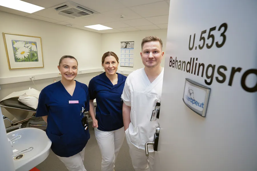 En gruppe mennesker som poserer for et bilde