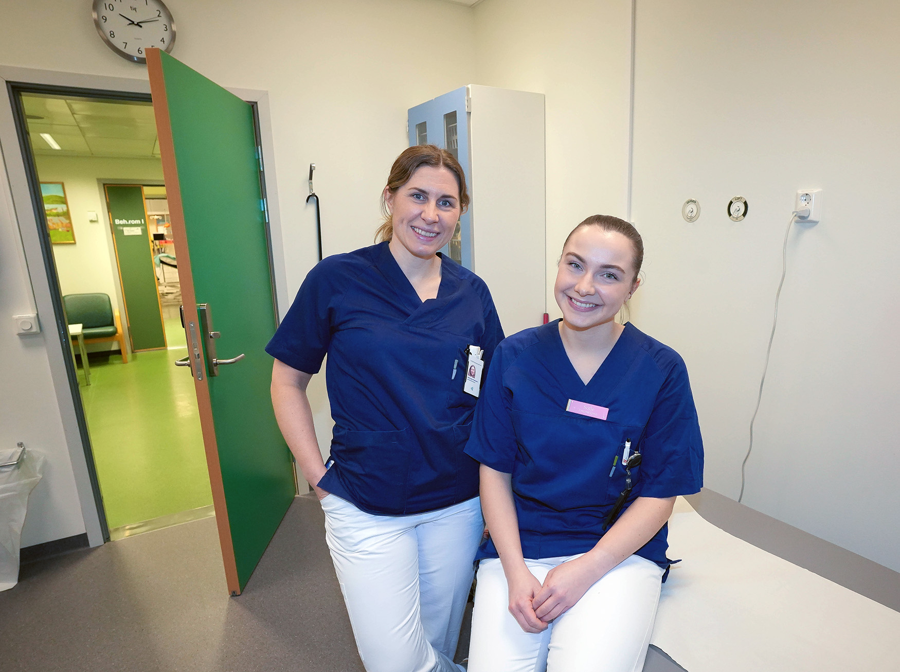 Et par kvinner som poserer for kameraet