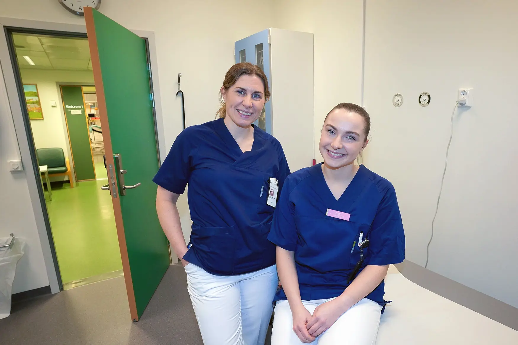 Et par kvinner som poserer for kameraet