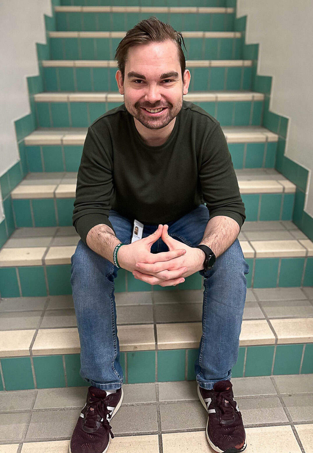 Nikolai Haugen sittende i trapp