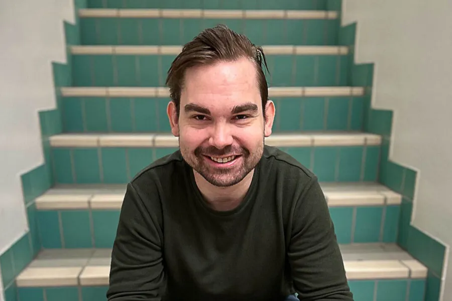 Nikolai Haugen sittende i trapp