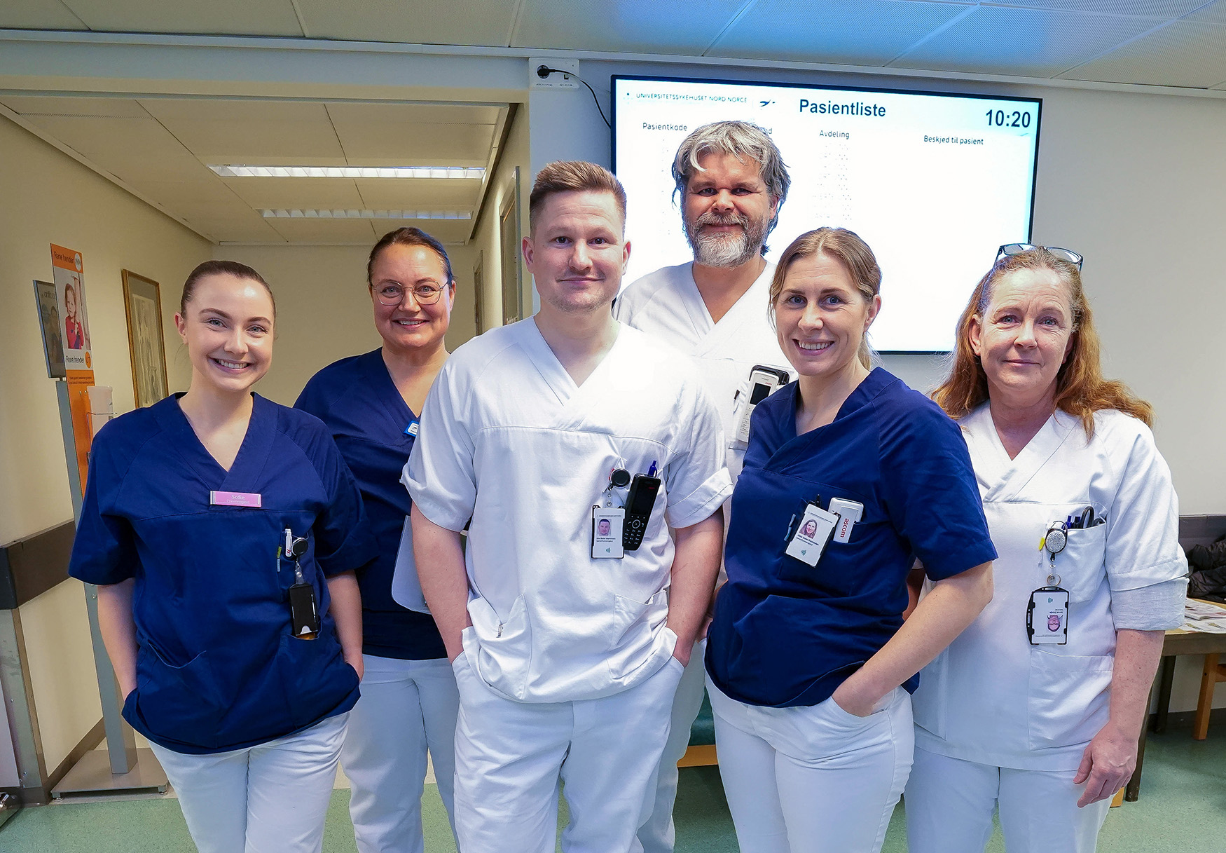 En gruppe mennesker som poserer for et bilde