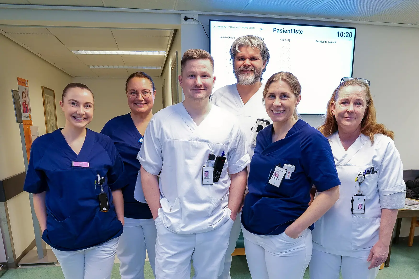 En gruppe mennesker som poserer for et bilde