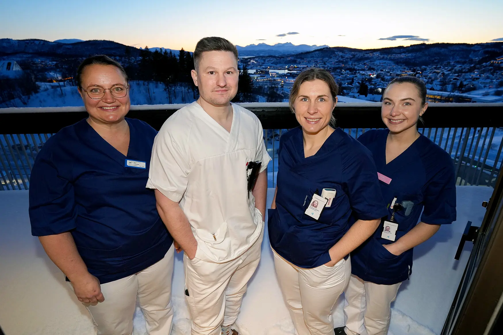 En gruppe mennesker som poserer for et bilde på en balkong