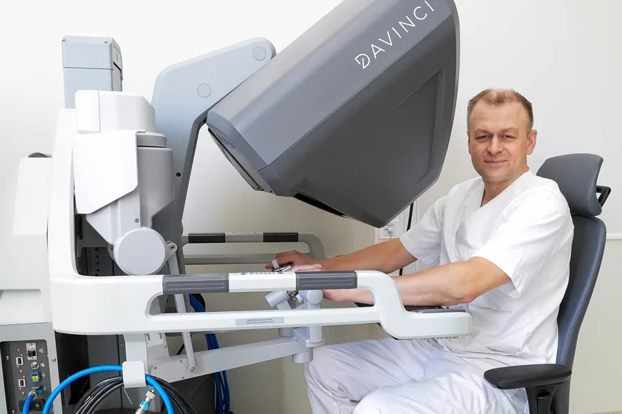 En person som sitter i en stol