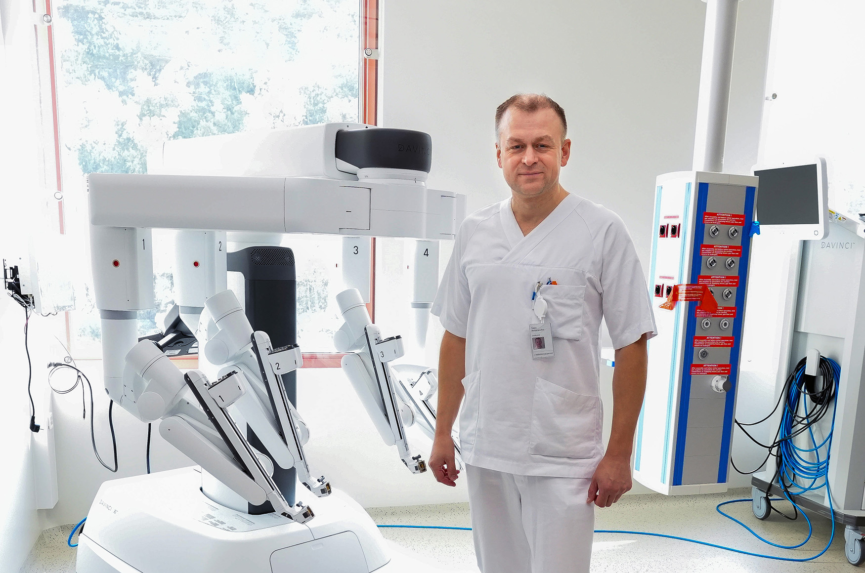 En mann som står ved siden av en maskin