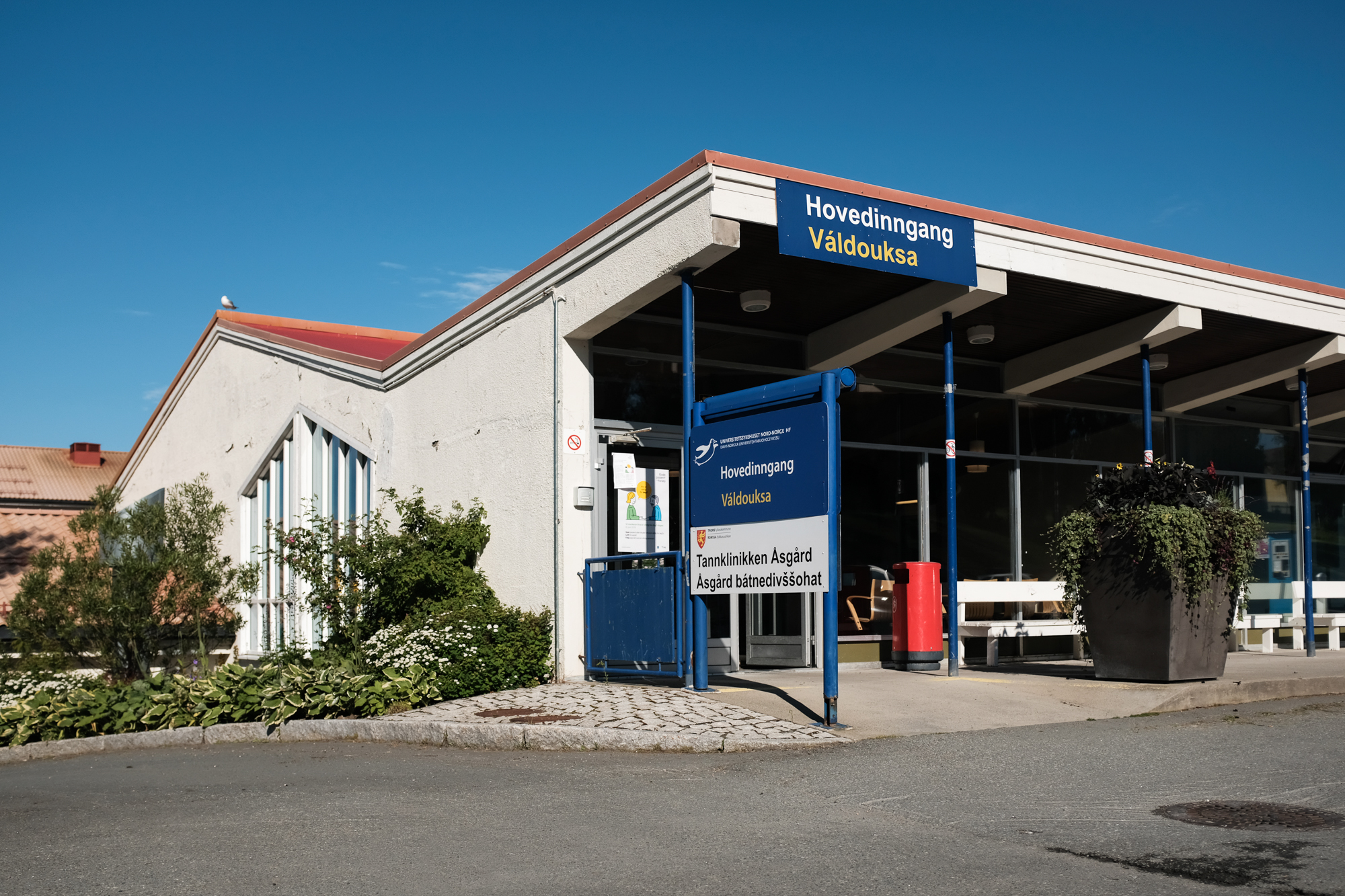 En bygning med et skilt foran