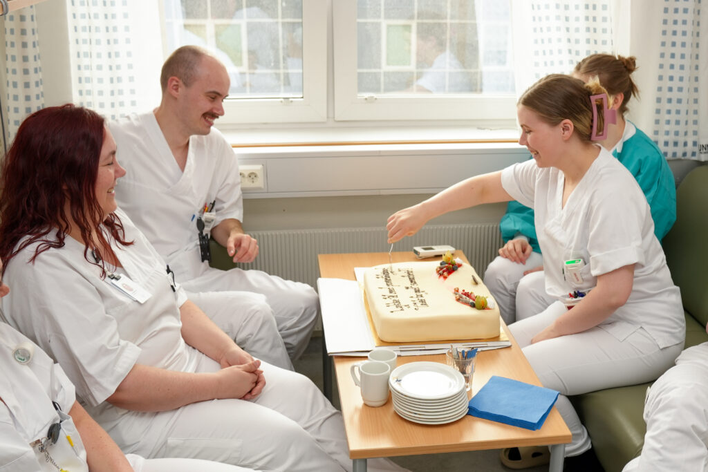 Blodprøvetaking på obsposten Marte Kvalvik serverer kake 10.06.25