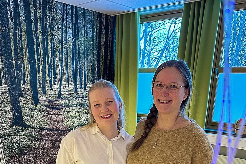 To damer foran naturtapet