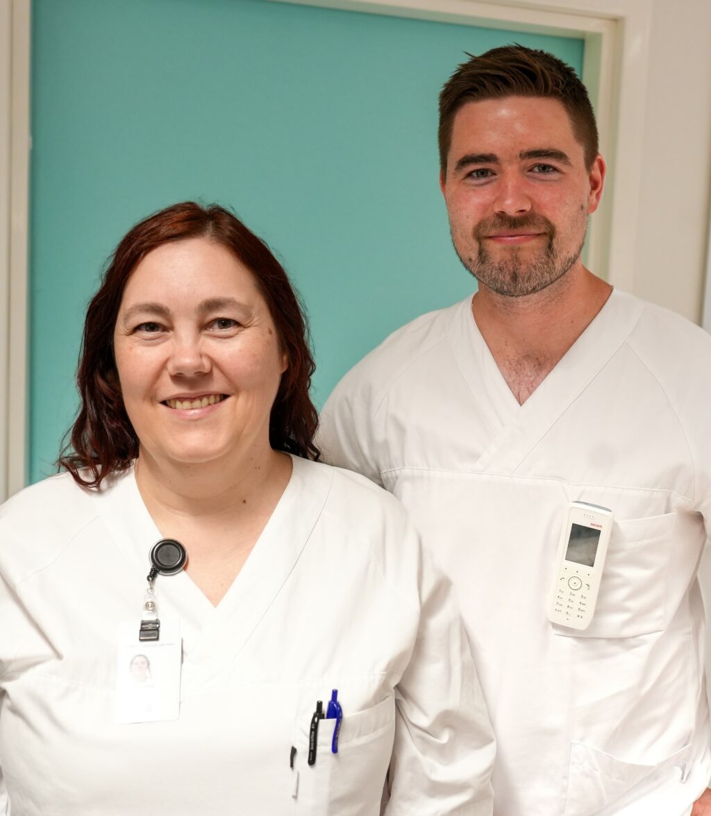 Blodprøvetaking på obsposten Stine Mari Vinje og Simen Ulriksen