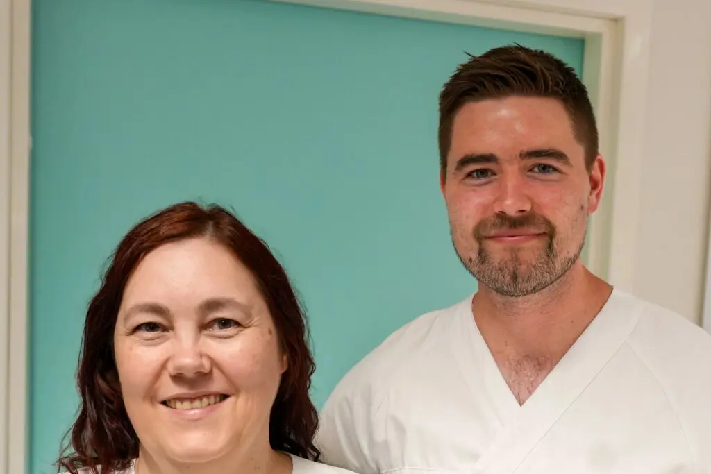 Blodprøvetaking på obsposten Stine Mari Vinje og Simen Ulriksen