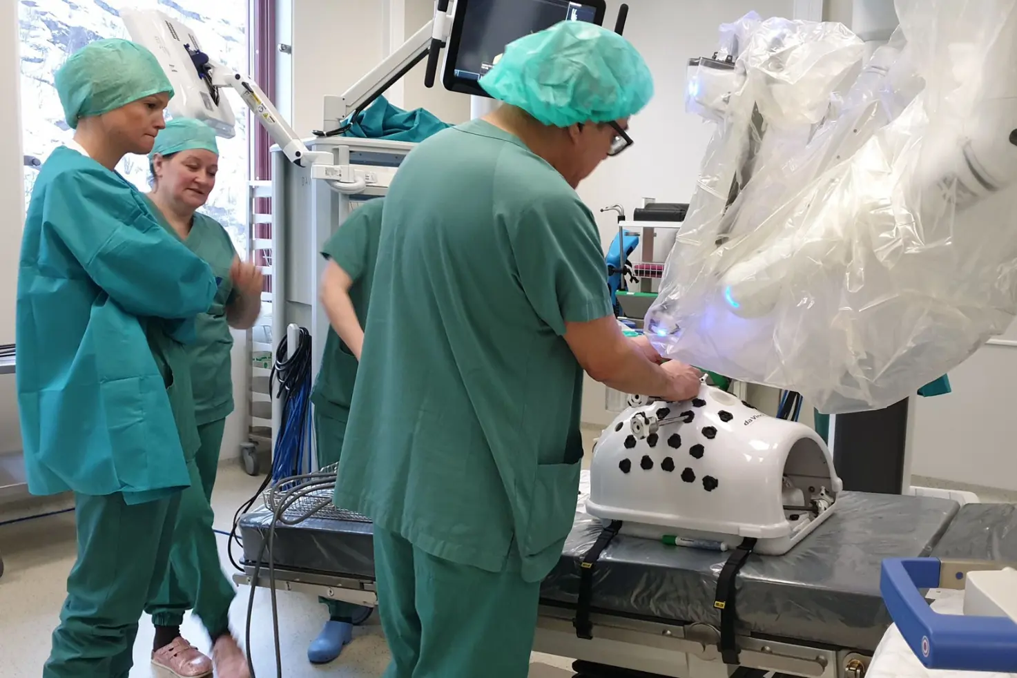 Noen sykepleiere som jobber på en maskin