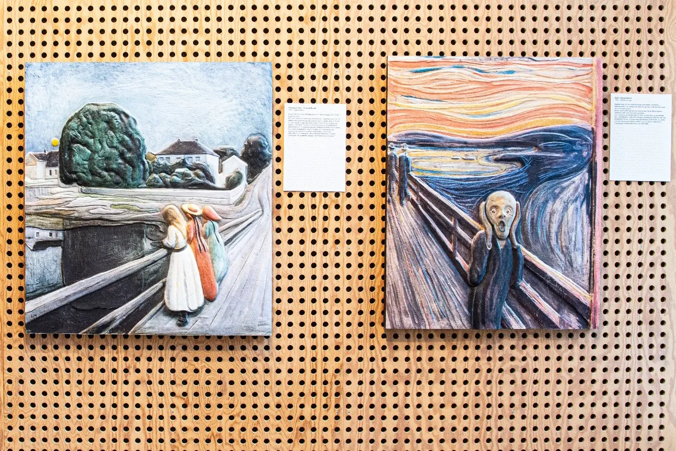 To taktile bilder. 3 kvinner som står på en bro og et menneske som holder seg for ørene stående på en bro