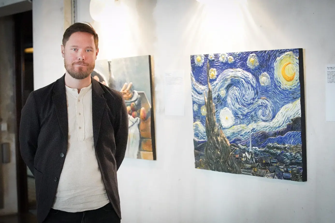 En mann som står foran to taktile bilder