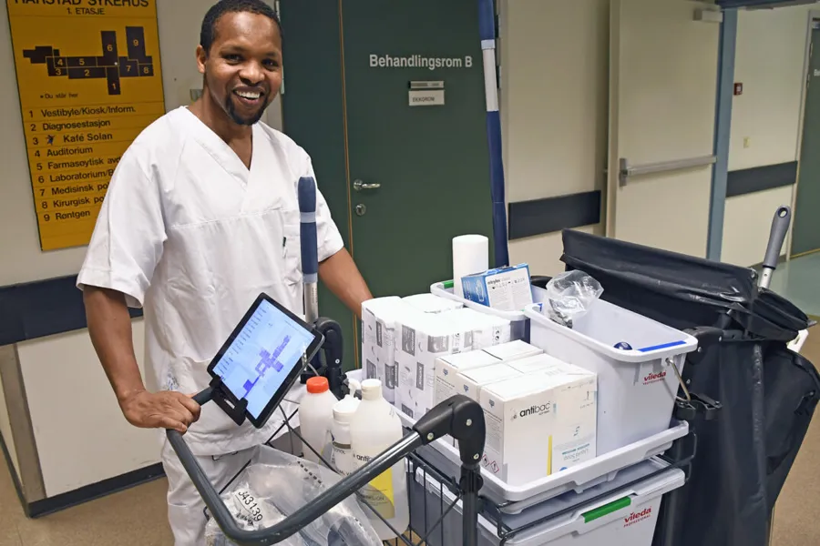 Farget mann med rengjøringsvogn