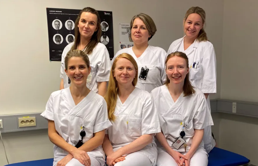 En gruppe kvinner i hvite skjorter