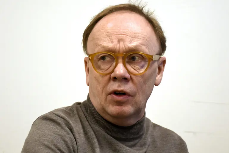 En mann med briller