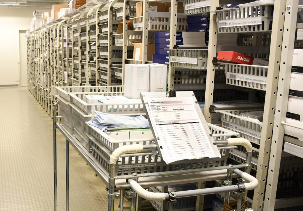 Et rom med hyller og esker