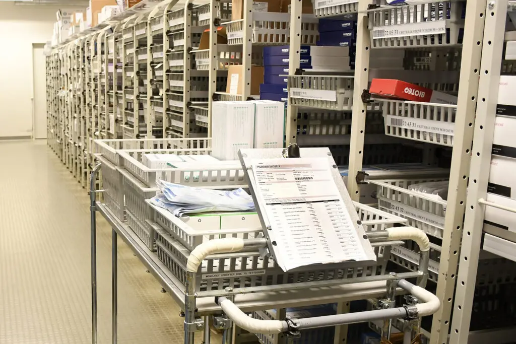 Et rom med hyller og esker