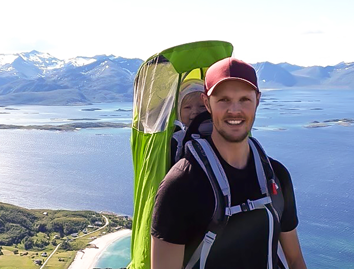 En mann og en kvinne i en båt med et vann i bakgrunnen