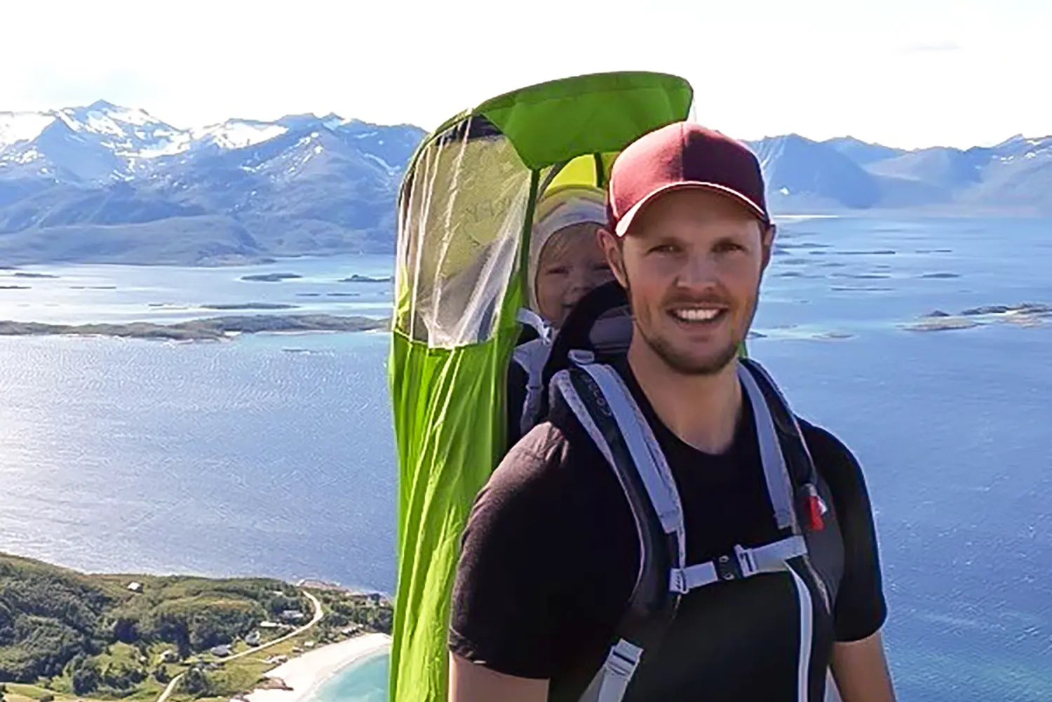 En mann og en kvinne i en båt med et vann i bakgrunnen