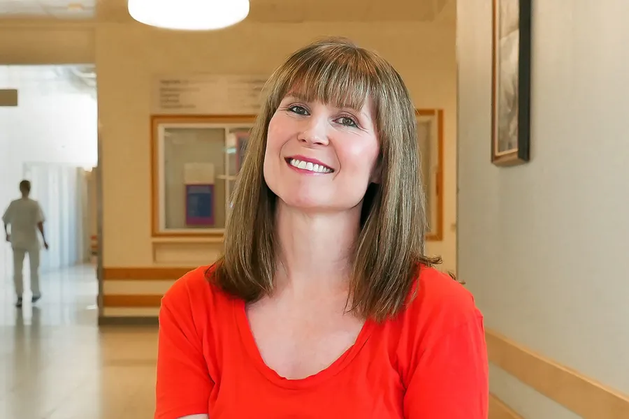 En person som smiler til kameraet