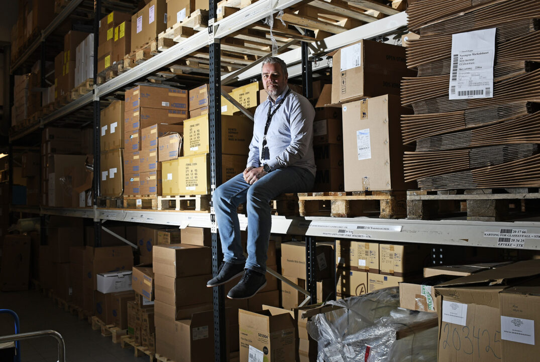 En mann som sitter på en haug med esker