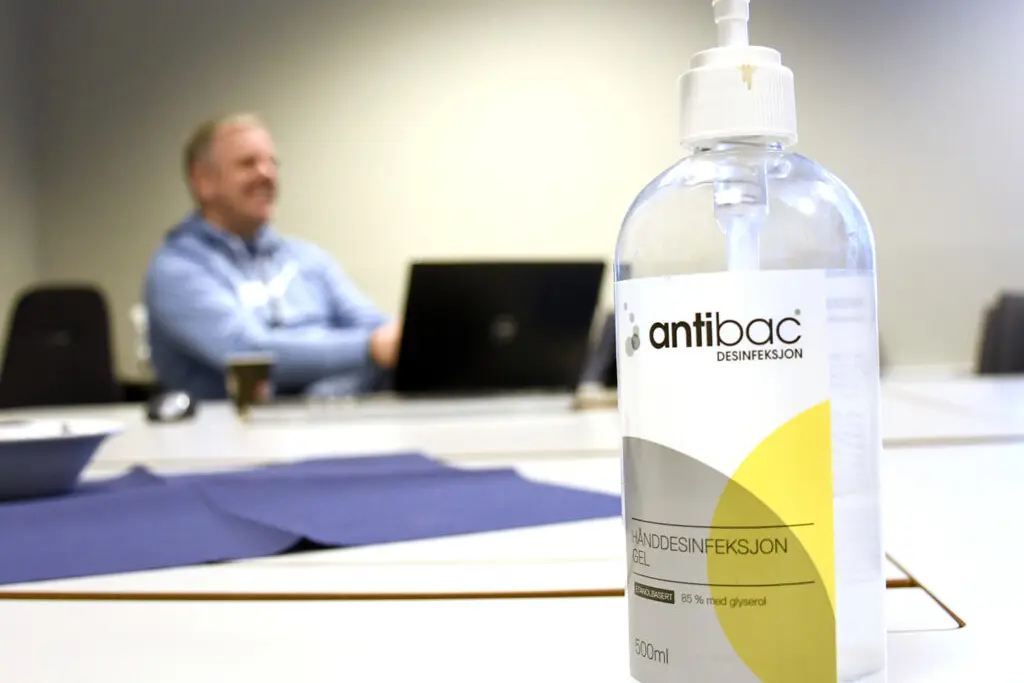 En flaske vann på et skrivebord