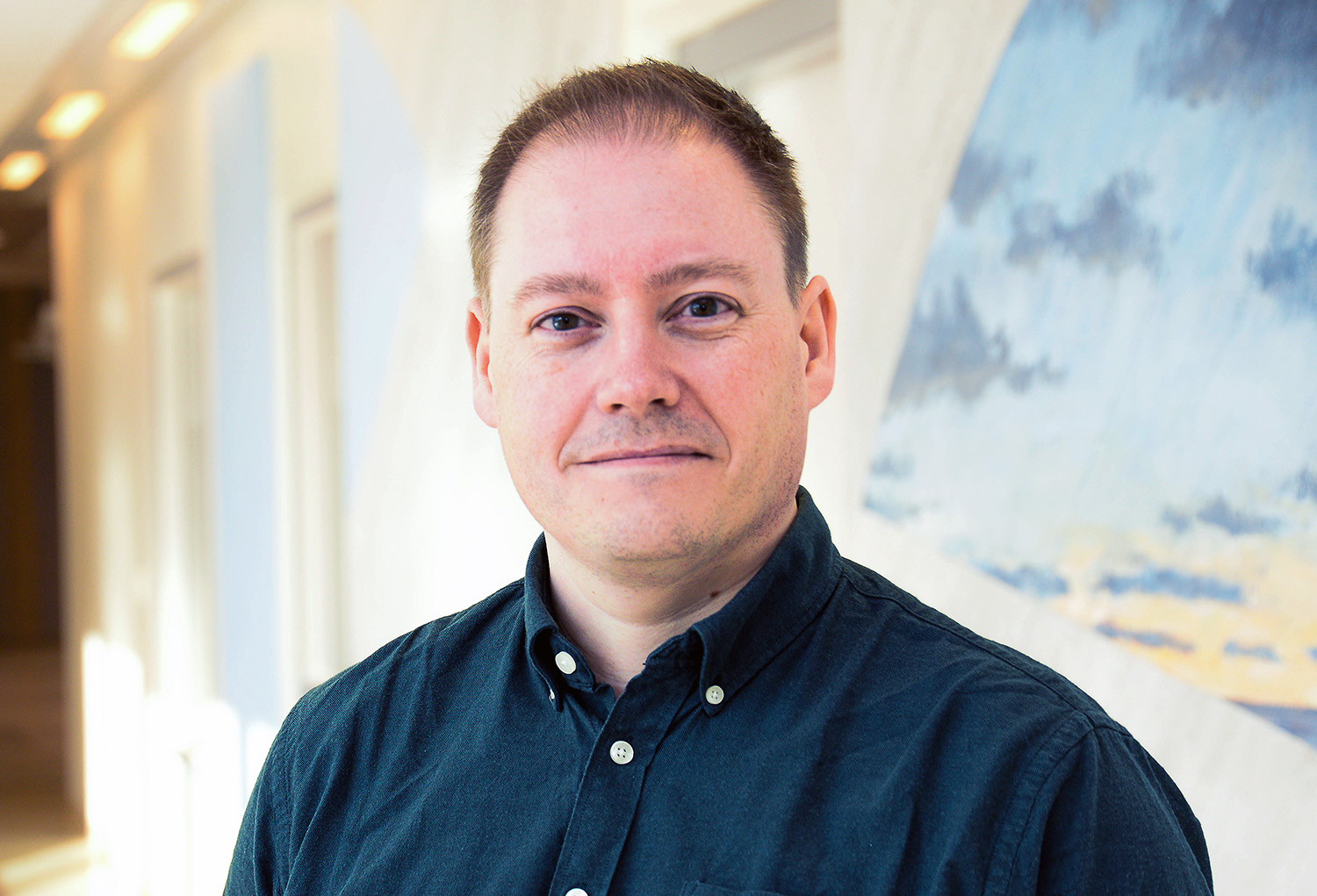 En mann som smiler til kameraet