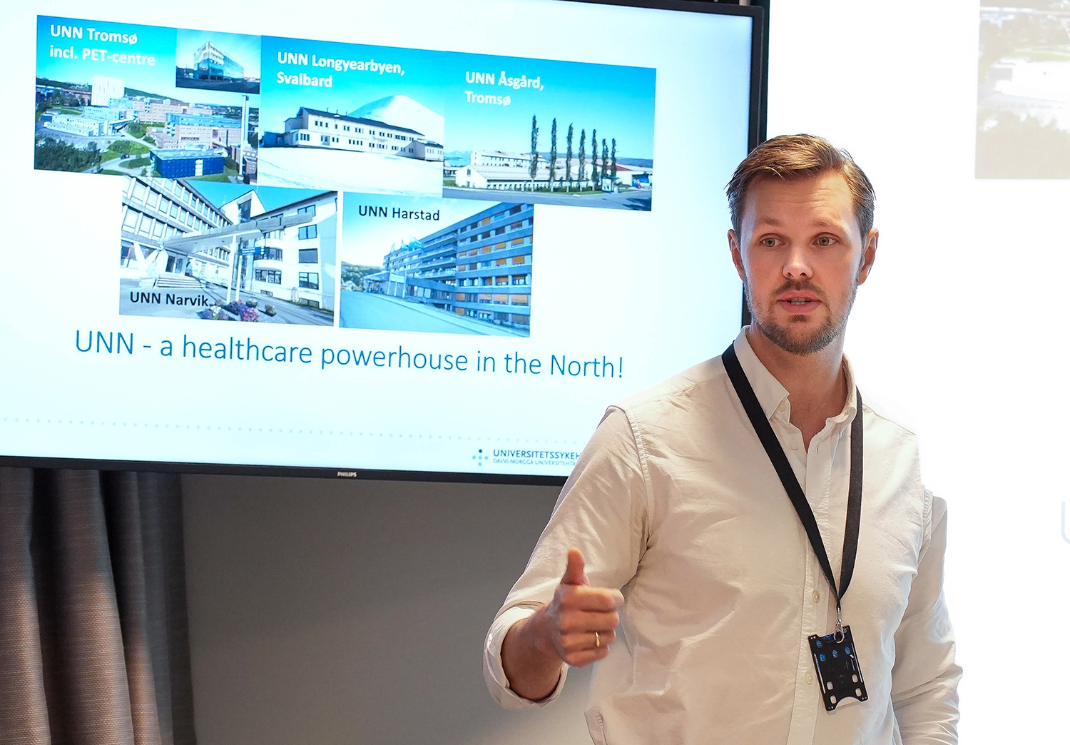 En lege som gir tommel opp