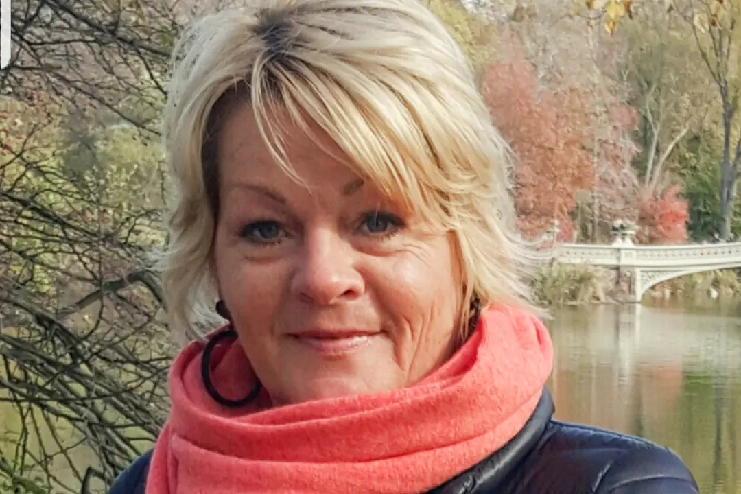 Blond dame med kort hår