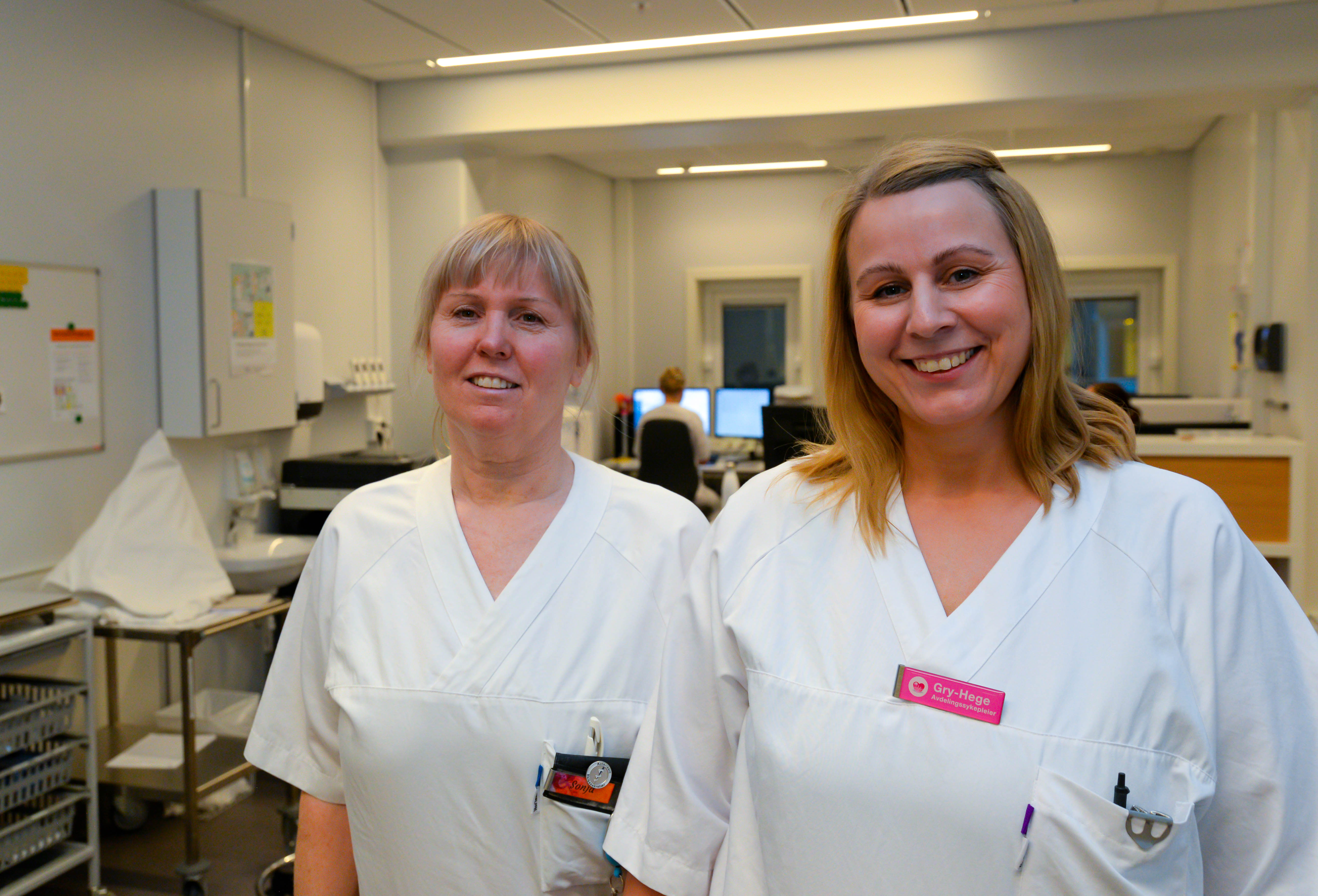 To damer i hvit arbeidsuniform