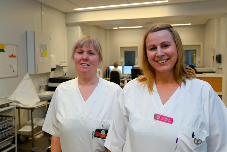 To damer i hvit arbeidsuniform