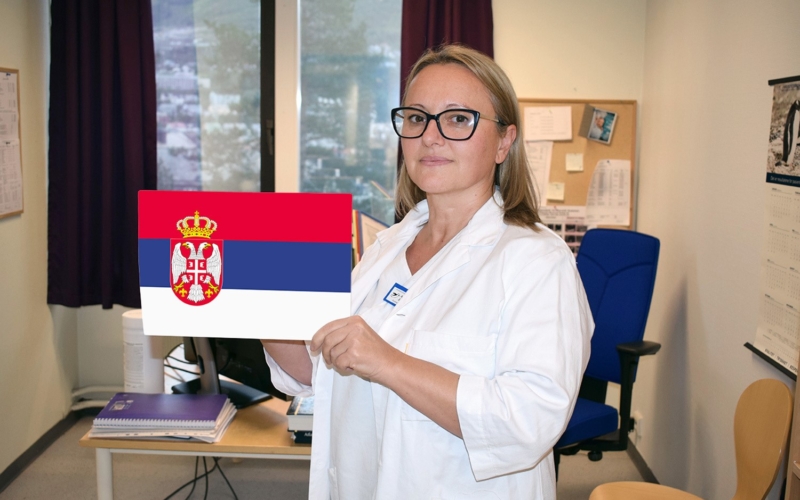 En person iført hvit frakk