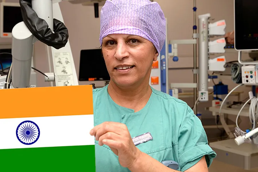 En person iført blå skjorte og en lilla hatt som holder en gul eske