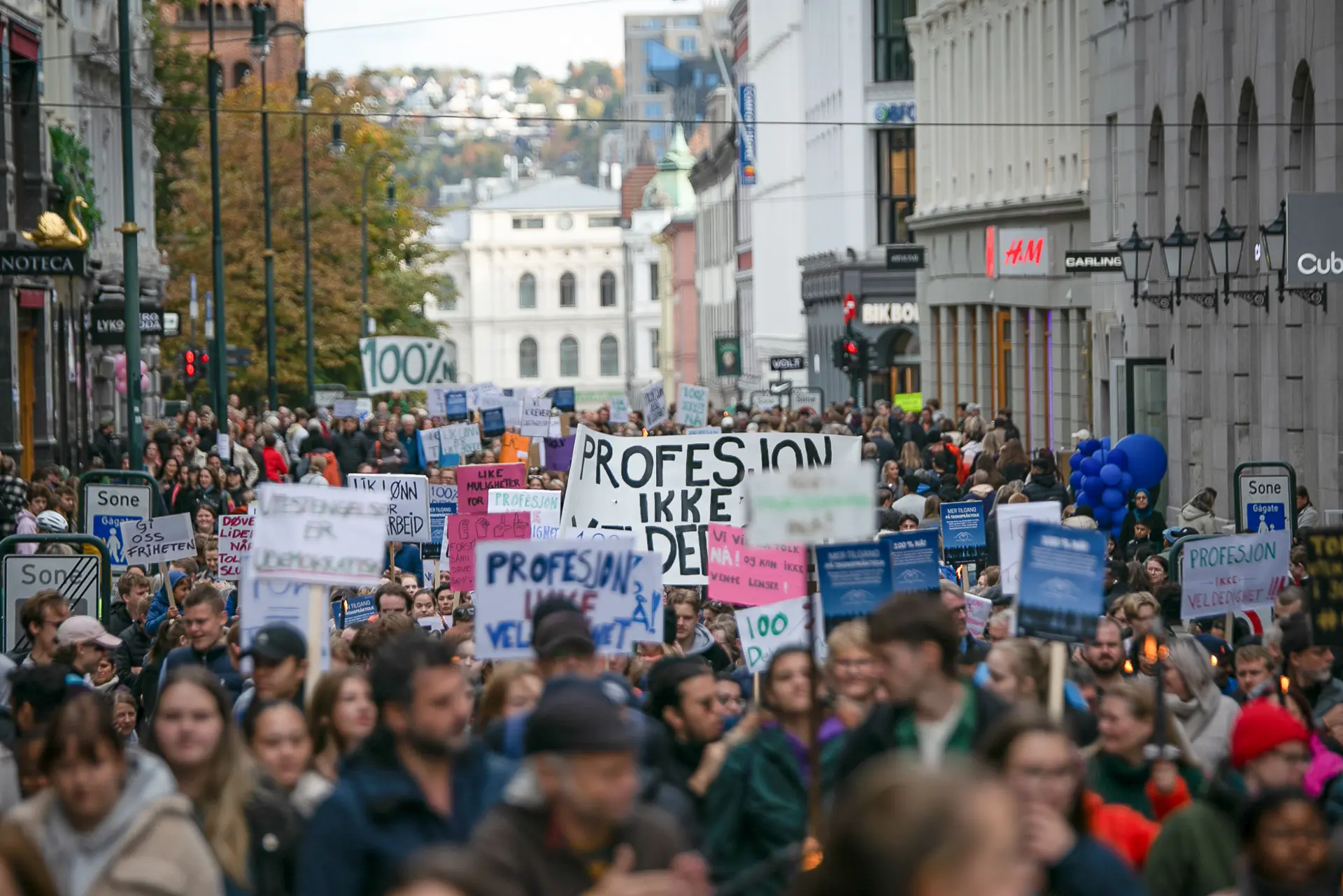 Mange demonstranter med plakater